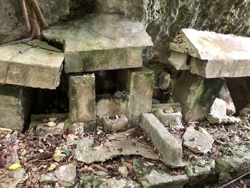 イビ岩下にある拝所