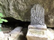 イビ岩下にある拝所