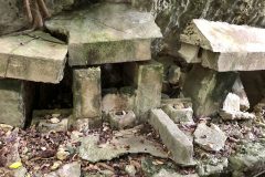 イビ岩下にある拝所