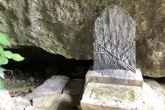 イビ岩下にある拝所