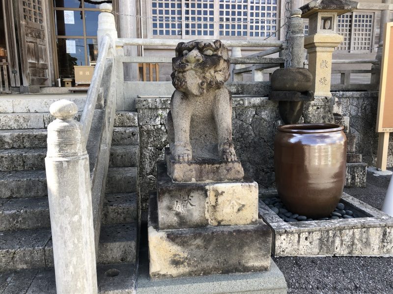 普天間宮のシーサー右