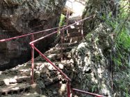 末吉宮へ降りる道