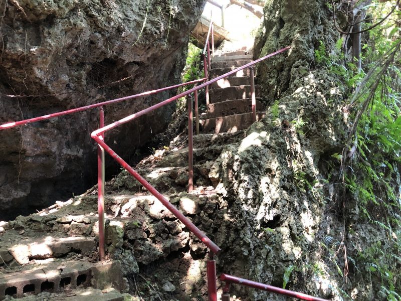 末吉宮へ降りる道